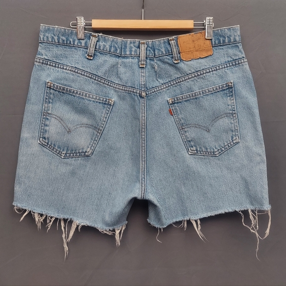 Vintage Levi's Distressed Denim Shorts Size 38 Blue Jean Cutoffs - Picture 2 of 16